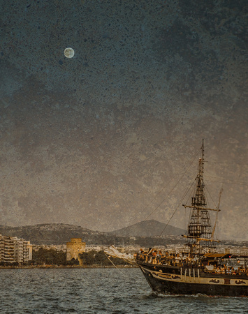 Thessaloniki Center - Moon over Salonica